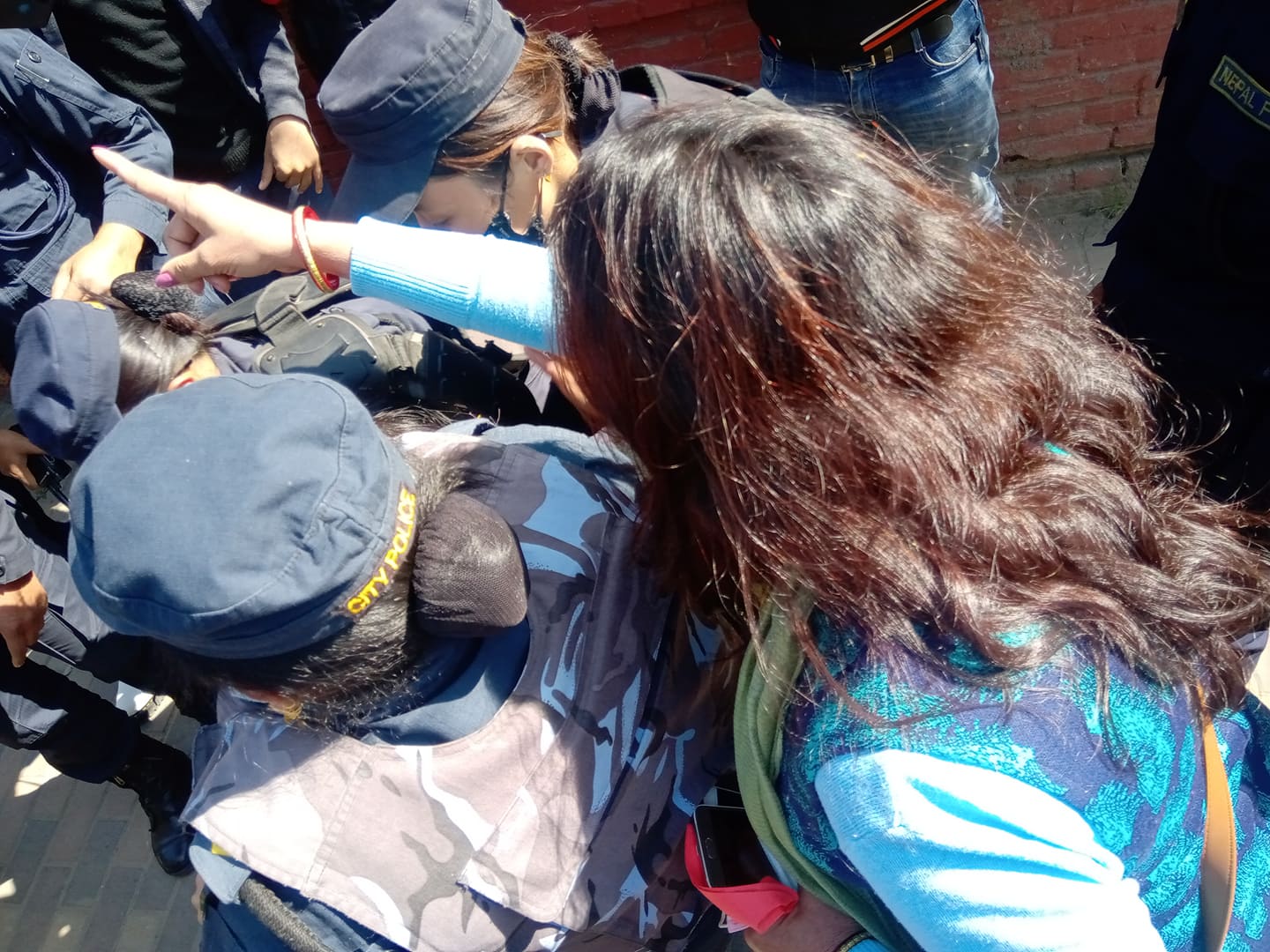 चाेलेन्द्रकाे समर्थनमा उत्रेका वकिलमाथि प्रहरीकाे धरपकड, बार प्रवेशमा राेक लगाइयाे